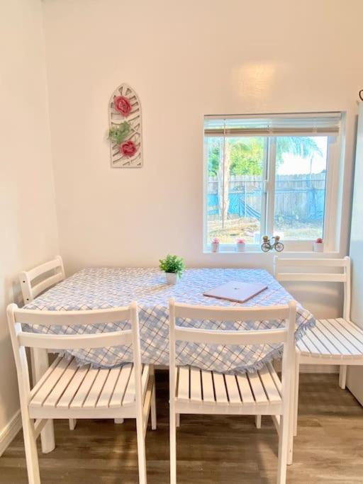 Pink Cozy House 2 Bedrooms Роузмийд Екстериор снимка
