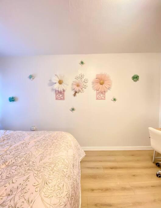 Pink Cozy House 2 Bedrooms Роузмийд Екстериор снимка