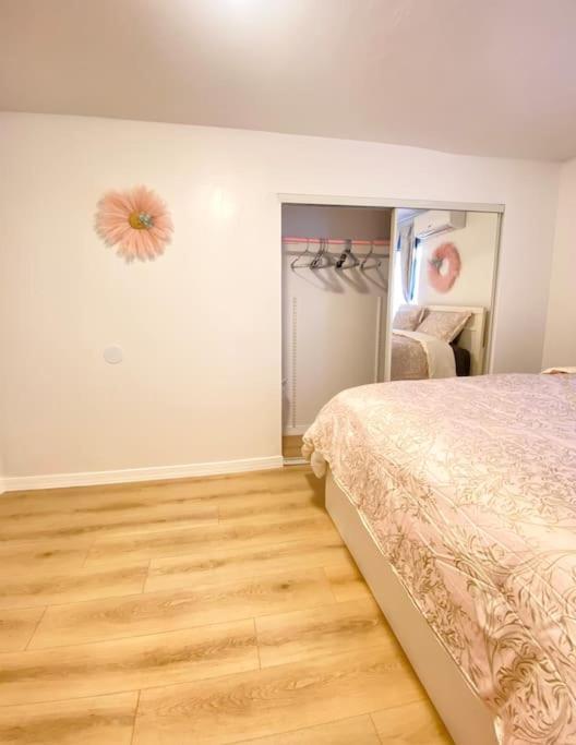 Pink Cozy House 2 Bedrooms Роузмийд Екстериор снимка