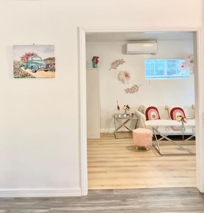 Pink Cozy House 2 Bedrooms Роузмийд Екстериор снимка