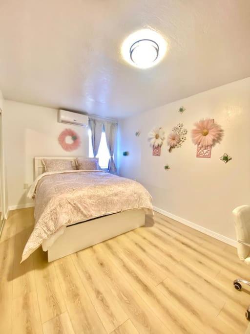 Pink Cozy House 2 Bedrooms Роузмийд Екстериор снимка